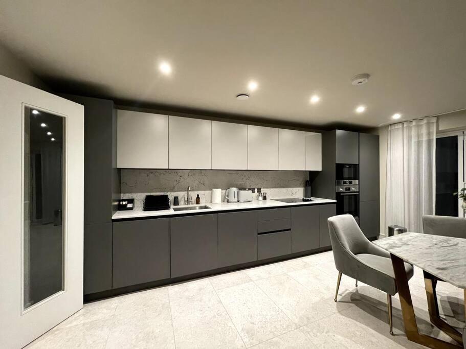 Ferienwohnung 2Br Urban Vista Retreat Chcl F7 Chigwell Exterior foto